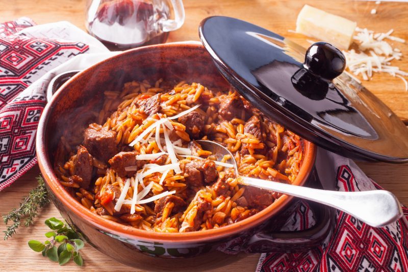 Greek-lamb-stew-with-orzo-pasta-recipe-Giouvetsi-with-lamb-800x533