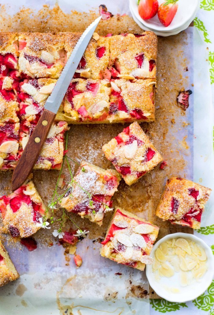 strawberry-almond-olive-oil-traybake1